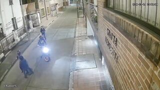 Man Walking With GF Gets Stabbed During Fight With An Armed Thief