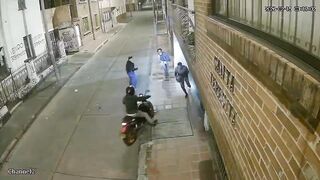 Man Walking With GF Gets Stabbed During Fight With An Armed Thief