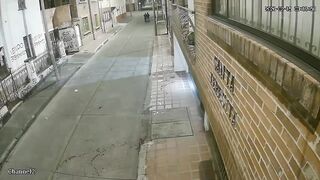 Man Walking With GF Gets Stabbed During Fight With An Armed Thief