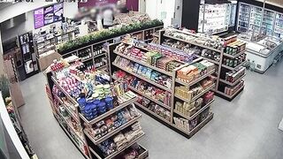 Retired Police Officer Shoots Robber In the Head at a Gas Station