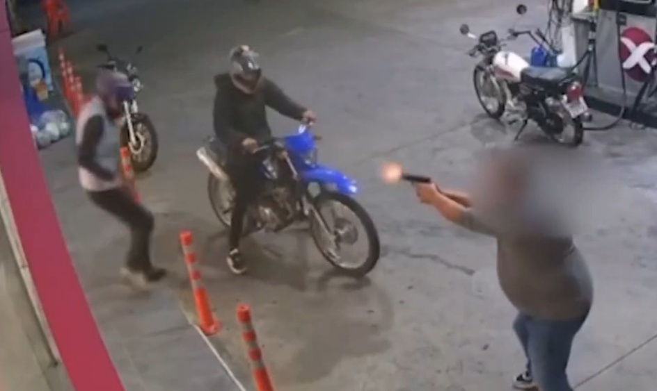 Retired Police Officer Shoots Robber In the Head at a Gas Station