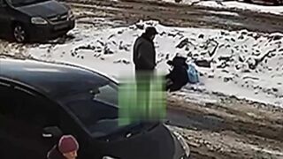 In Chelyabinsk, a man stabbed his girlfriend in front of passersby