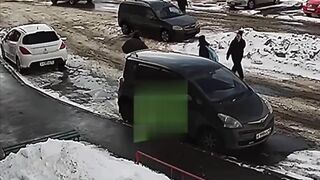 In Chelyabinsk, a man stabbed his girlfriend in front of passersby