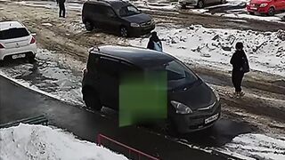 In Chelyabinsk, a man stabbed his girlfriend in front of passersby