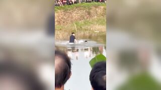 Crazy Man Slits His Throat In Public Using A Butcher Knife