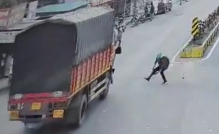 Dude Throws Himself Under The Truck To End It All Once & Forever
