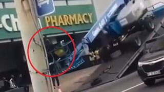 Cherry Picker Overturns Whilst Being Unloaded, Throwing Man Onto the Pavement (Dies)
