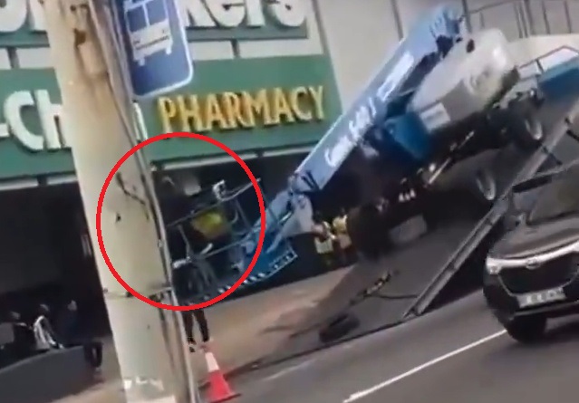 Cherry Picker Overturns Whilst Being Unloaded, Throwing Man Onto the Pavement (Dies)