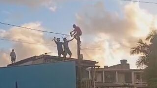 {SHORT} After Failed Robbery Criminal Attacked, Falls Off The Pole In Brazil