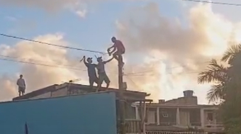 {SHORT} After Failed Robbery Criminal Attacked, Falls Off The Pole In Brazil