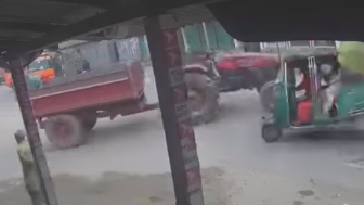 Colllision Between Tractor And Rickshaw Leaves One Dead