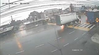 Motorcyclist Makes His Last Turn In Ecuador