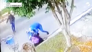 Argentina: Teacher assaulted and beaten in the street.