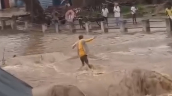 Man Drowns During Flood In India, Crowd Enjoys The Show