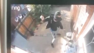 Delivery Driver Gets Stabbed In London