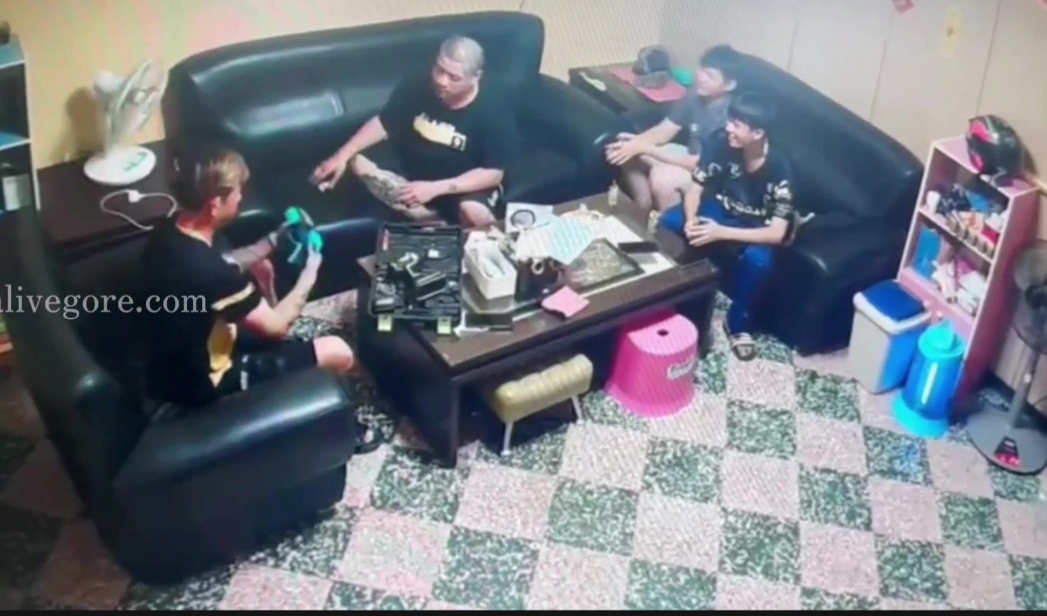 Classic: Idiot shoots himself trying to do "Chinese Roulette"