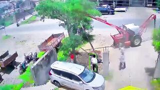 Indian Electric Pole: 5 Seconds, 1 Human, 0 Safety, Full Drama