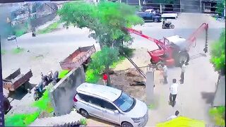 Indian Electric Pole: 5 Seconds, 1 Human, 0 Safety, Full Drama