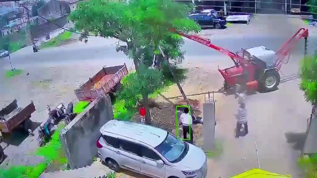 Indian Electric Pole: 5 Seconds, 1 Human, 0 Safety, Full Drama