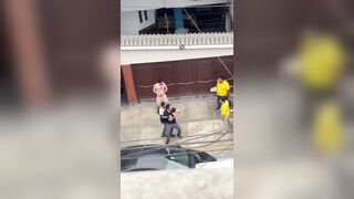 Street Fight Was Boring Until the Extinguisher Showed Up