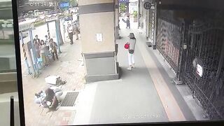 Metal Pipes fatally struck Woman {Classic video}