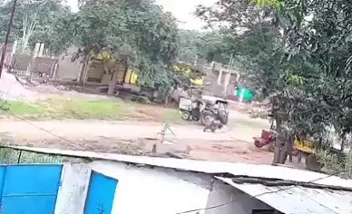 A motorcyclist died after his neck was strangled by a rope in the middle of the road.