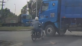 Man Meets His Death While Riding A Moped On Malaysian Road