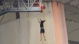 Failed Rescue Of 20-Year-Old Suicidal Girl In Dazhou