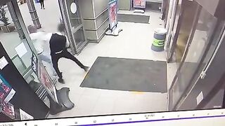 Man Knocks Out Attacker Armed With A Knife Who Tried To Stab Him