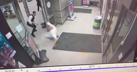 Man Knocks Out Attacker Armed With A Knife Who Tried To Stab Him