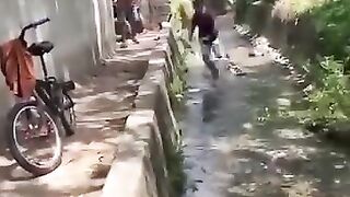 Two Guys Fights Inside Shit (Funny)