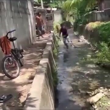 Two Guys Fights Inside Shit (Funny)