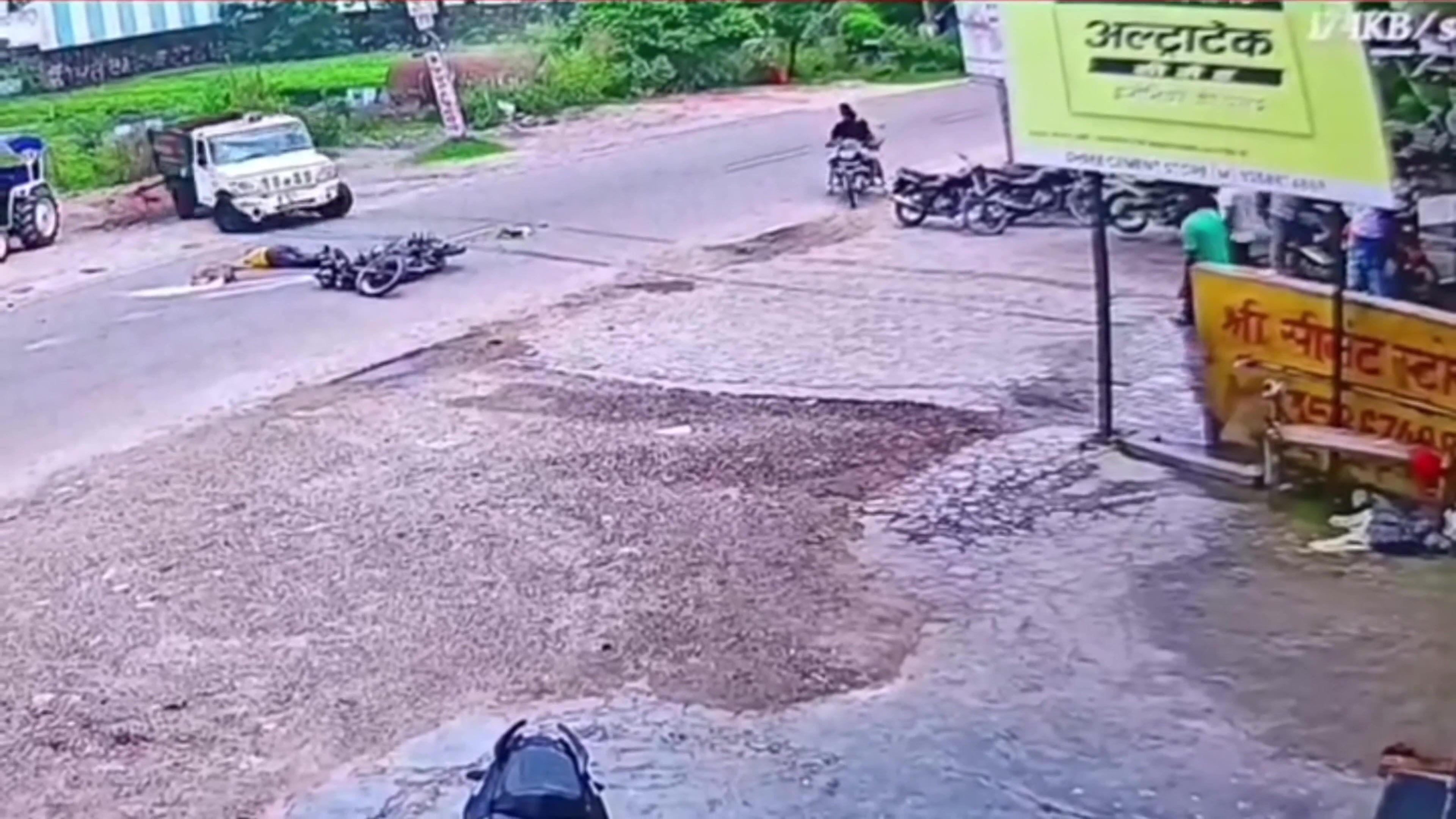 India: Garbage Truck Reverses Into Biker, E-Rickshaw Dodges Death