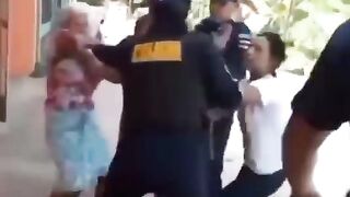 Woman Was Beaten By PoliceGirl In Venezuela