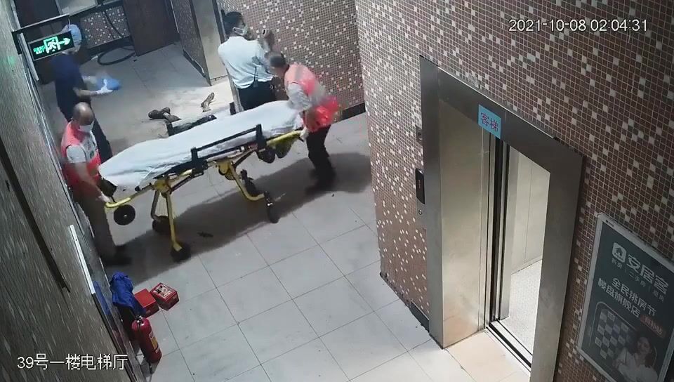 Classic: Guy Burns to death in Elevator