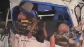 Collision between i Bus and Isuzu Leaves Two Dead and Two Injured in Indonesia