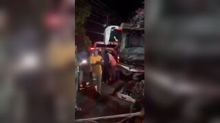 Collision between i Bus and Isuzu Leaves Two Dead and Two Injured in Indonesia