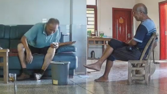 OG Laughing And Talking To His Friend Suddenly Collapses, Dies