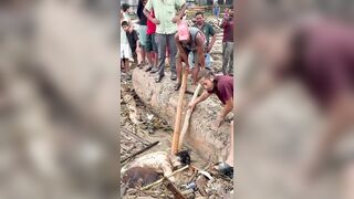 They Steal Jewelry From Body Of A Woman Killed During Flood In Nepal