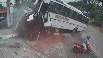 35 Injured After Wedding Bus Overturns in  India