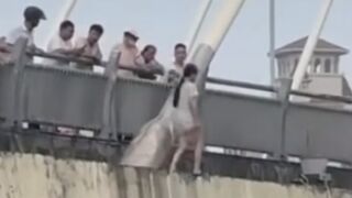 Suicidal Girl Jumps From The Bridge In China