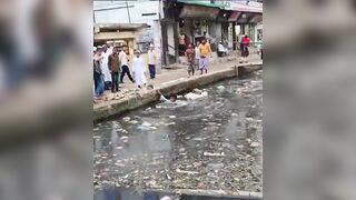 WARNING: Video With A Smell - Phone Thief Having A SHITTY Day In Bangladesh
