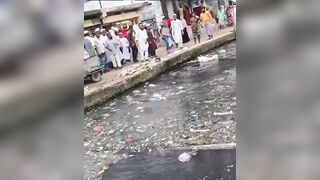 WARNING: Video With A Smell - Phone Thief Having A SHITTY Day In Bangladesh