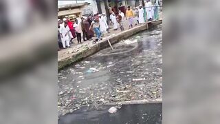 WARNING: Video With A Smell - Phone Thief Having A SHITTY Day In Bangladesh