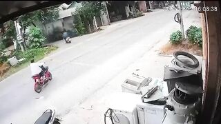 TERRIBLE Way To Go: Motorcyclist Gets Crushed By Truck