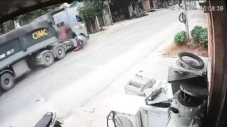 TERRIBLE Way To Go: Motorcyclist Gets Crushed By Truck