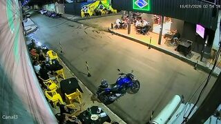 (REPOST)Hitman Calmly Approaches His Target While He Hangs out with friends and shoots him