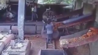 Tank Explosio Leaves Several Oil Extraction Plant Workers Seriously Injured