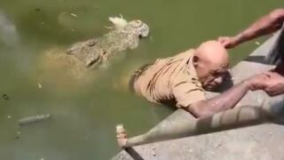 Crocodile handler dies a day after being attacked at Papua New Guinea wildlife park