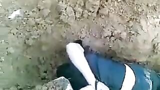 (CLASSIC}Guy Gets Throat Sliced And Pushed Into His Grave